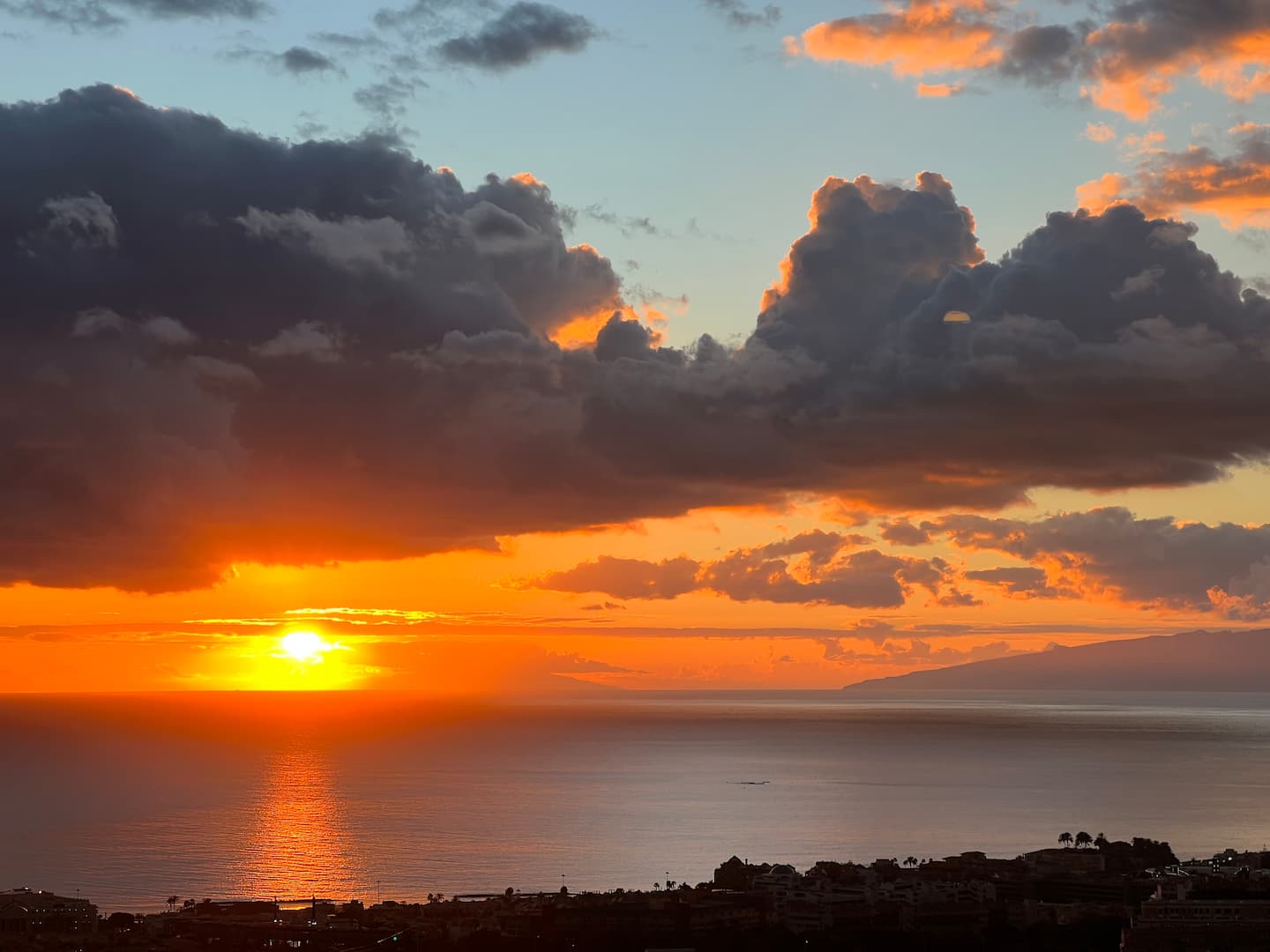 Atardecer sobre el océano visto desde el alojamiento en Tenerife Sur
